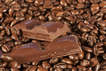 Kaffeebohnen und Schokolade
