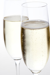 Ausschnitt von 2 Gläsern Prosecco