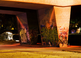 Brückenpfeiler bei Nacht mit Graffiti