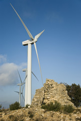 éoliennes et vieilles pierres
