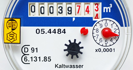 Wasserzähler oder Wasseruhr im Keller