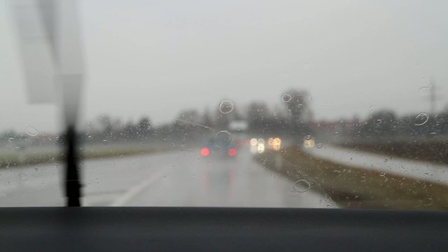 Gefahr! Autofahrt bei Regen