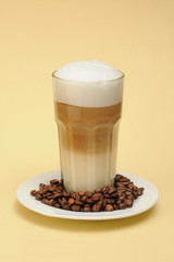 Latte Macchiato mit Kaffeebohnen