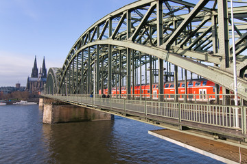 Kölner Dom, Hohenzollernbrücke
