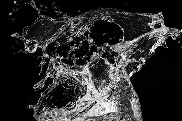 Fototapeten Stilvolles Spritzwasser. Auf schwarzem Hintergrund isoliert © Nejron Photo
