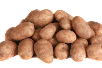 Fototapeta na wymiar Świeże ziemniaki na białym