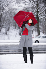 Frau mit Regenschirm im Schnee