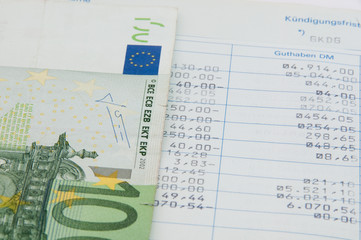 Sparbuch mit Geldschein