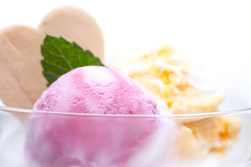 Rotes und gelbes Eis mit Waffel in Glas