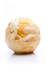 Eine gelbe Kugel Eis isoliert auf weiß