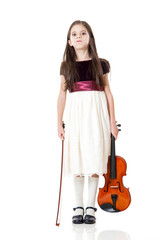 bambina con violino stanca di studiare musica