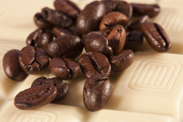 Kaffebohnen auf weißer Schokolade