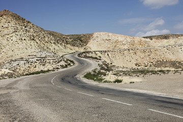 Straße in den Bergen Tunesiens