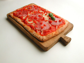 Pizza al salamino piccante - Cucina italiana