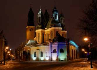 Fototapeta na wymiar katedra w nocy 2