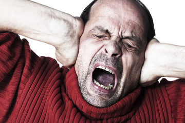 homme agé cri crise oreilles bouchées