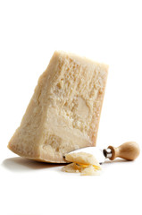 formaggio grana con coltello  appoggiato