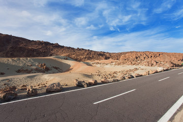 Straße durch die Dünen des Teide Nationalparks - Teneriffa