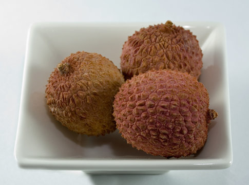 Litchis auf weissen Teller aus Porzellan