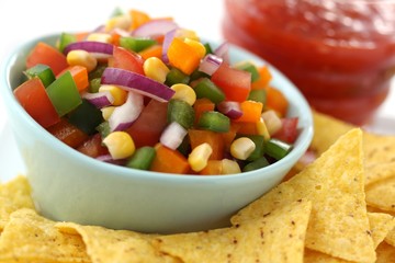 Mexikanischer Salat mitTortilla Chips und Salsa Dip