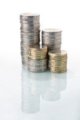 Münzgeld Stapel mit weißem Hintergrund