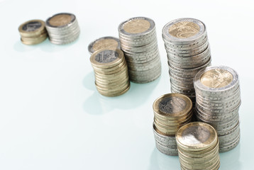 M&uuml;nzgeld Stapel mit wei&szlig;em Hintergrund