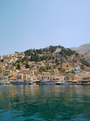Fototapeta na wymiar Simi nabrzeżach miasto, Grecja