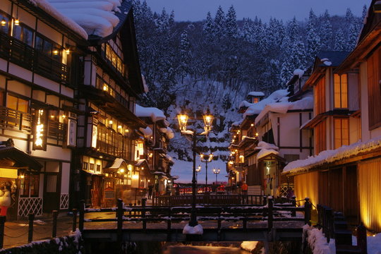 冬の銀山温泉　夜景
