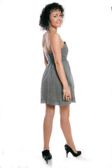 Junge Frau im grauen Kleid schaut zurück