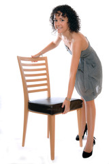 Junge Frau trägt Stuhl