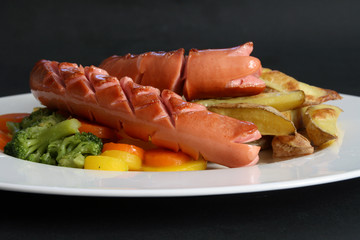 Gegrillte Wurst mit Gemüse und Kartoffeln