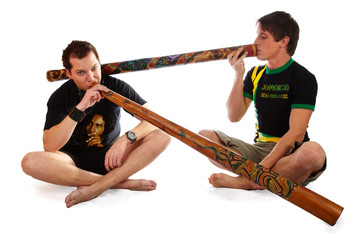 Mann beim Didgeridoo spielen