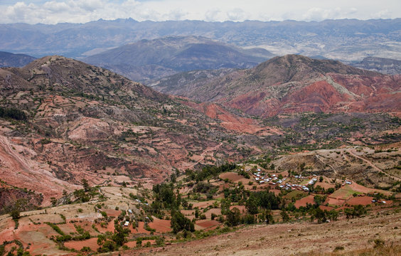 Rote Erde - Andenlandschaft in Peru