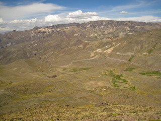 Straße in Berglandschaft, Peru