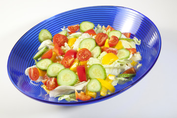 SALAT MIT TOMATEN, PAPRIKA UND GURKEN
