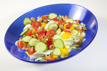 OLIVEN, PAPRIKA, TOMATEN, GURKEN UND ZWIEBELN