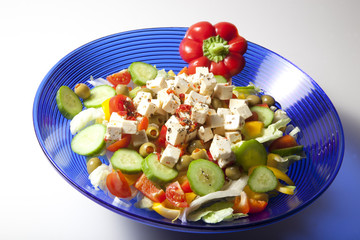 BAUERNSALAT MIT FETA UND OLIVEN