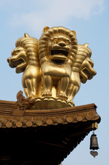 Fototapeta premium Golden Lion Statue