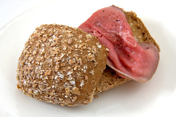healthy bun with roast beef