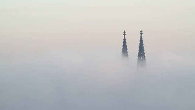 K&ouml;lner Domspitzen im Nebel