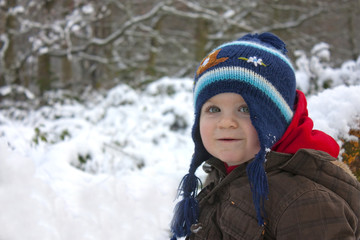 Fototapeta na wymiar toddler in snow