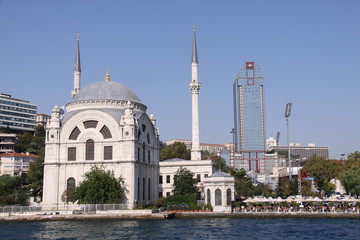 Fototapeta na wymiar Moschee und Hochhaus am Besiktas Stadion, Istanbul - Türkei