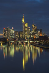 Fototapeta na wymiar Wieczór Skyline Frankfurt / Main