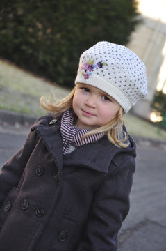 Fillette au bonnet blanc