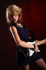 Junge Frau mit Gitarre