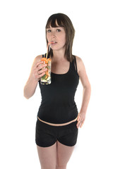 jeune femme mince qui fait le plein de vitamines