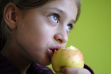 Junges M&Scaron;dchen von sieben Jahren ist einen Apfel..Mit MR.