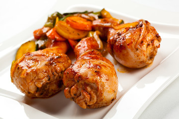 Roasted chicken drumsticks and vegetables