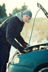 Man fix broken car with accumulator wire in winter