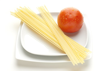 piatto con spaghetti e pomodoro
